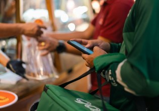 Δεκαπλασιάστηκαν τα delivery από το 2020 – Εργαζόμενοι στις πλατφόρμες ή «αφεντικά του εαυτού τους»;