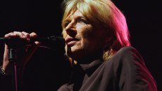 Το να συγκρίνει κανείς την Κόρτνεϊ Λαβ με την αείμνηστη Μαριάν Φέιθφουλ είναι «κολακευτικό, αλλά και φτηνό»