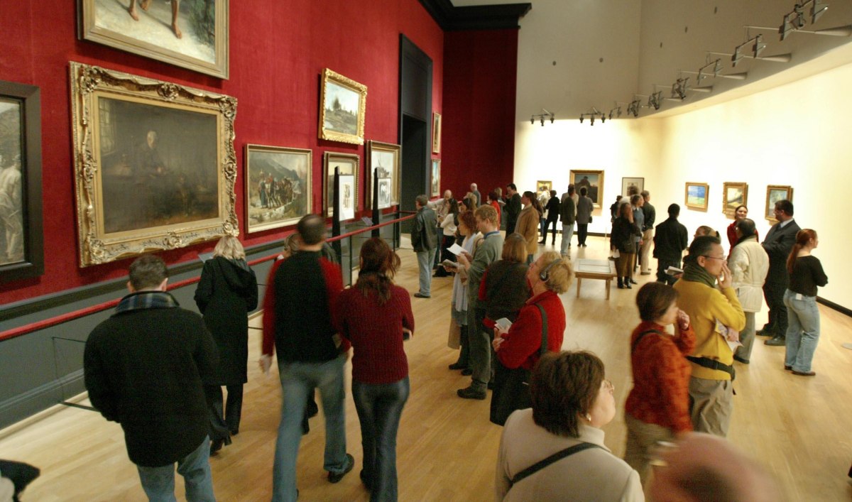 Εικόνα που δείχνει επισκέπτες σε μία από τις αίθουσες του Μουσείου Βαν Γκονγκ στο Άμστερνταμ