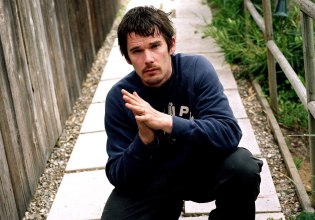 Στις αρχές τις καριέρας του, ο Ίθαν Χοκ δεν άντεχε τον Μπίλι Κράνταπ  – Τώρα, είναι φίλοι