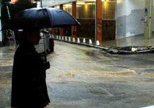 Καιρός: Άνοιξαν οι ουρανοί στην Αττική, ισχυροί άνεμοι – «Βροχή» τα 112 στην επικράτεια