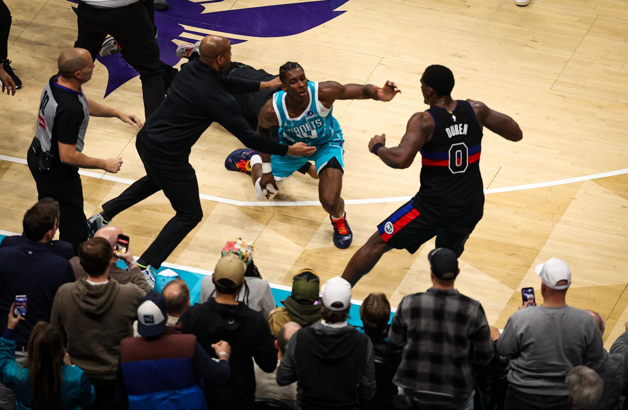 NBA: Ξύλο μεταξύ παικτών και τέσσερις αποβολές στο Χόρνετς – Πίστονς (vid)