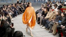 Η λατρεία του σώματος – Η νέα σχεδιάστρια του Calvin Klein δε θέλει να γίνει μέλος της «αίρεσης» του οίκου