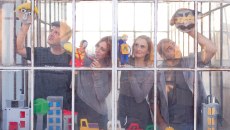 «Η πόλη που έδιωξε τον πόλεμο»: Με τραγούδια του Φοίβου Δεληβοριά στο θέατρο 104