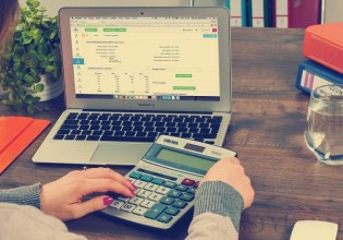 Ηλεκτρονική τιμολόγηση: Ποιοι κινδυνεύουν με πρόστιμα έως 2.500 ευρώ