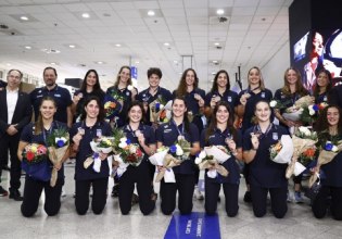 Εθνική πόλο Γυναικών: Αποθεωτική υποδοχή για τα κορίτσια της ελληνικής υδατοσφαίρισης (vids+pics)