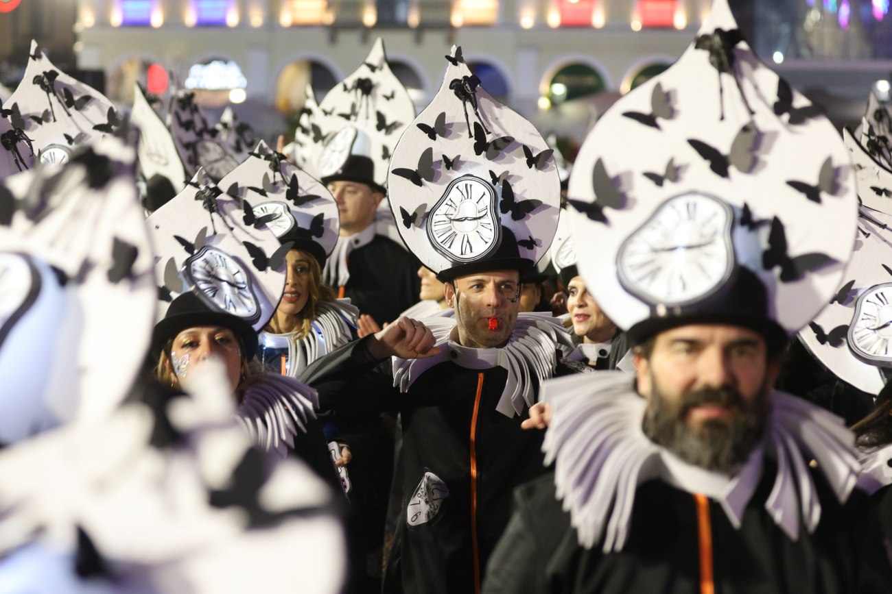 εικόνα που δείχνει στιγμιότυπο από την πρώτη παρέλαση στην Πάτρα την Παρασκευή