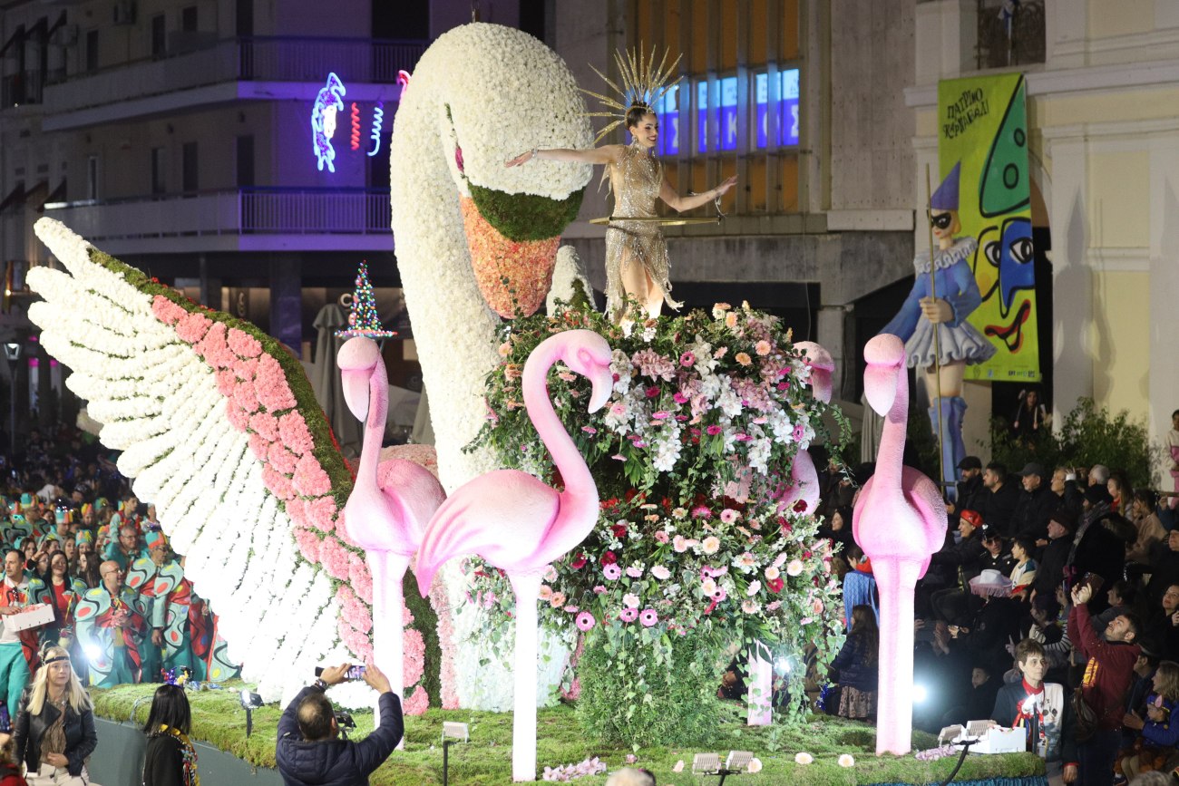 εικόνα που δείχνει το άνθινο άρμα με τα 30.000 γαρύφαλλα και τη βασίλισσα στον θρόνο