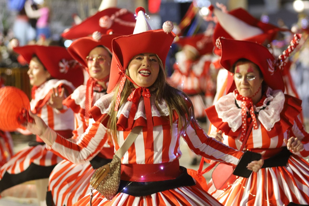 εικόνα που δείχνει λευκές και κόκκινες στολές καρναβαλιστών στην Πάτρα