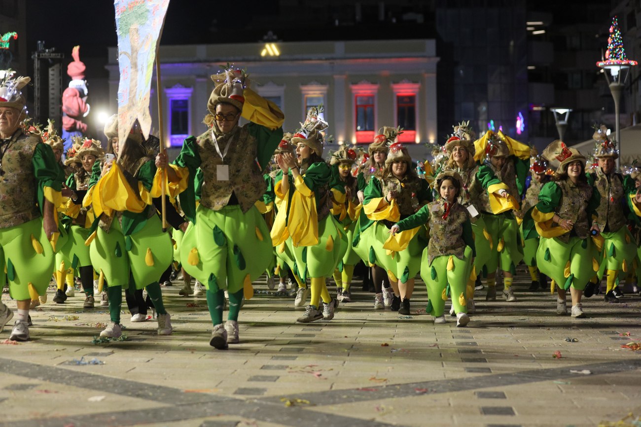 εικόνα που δείχνει καρναβαλιστές στην Πάτρα