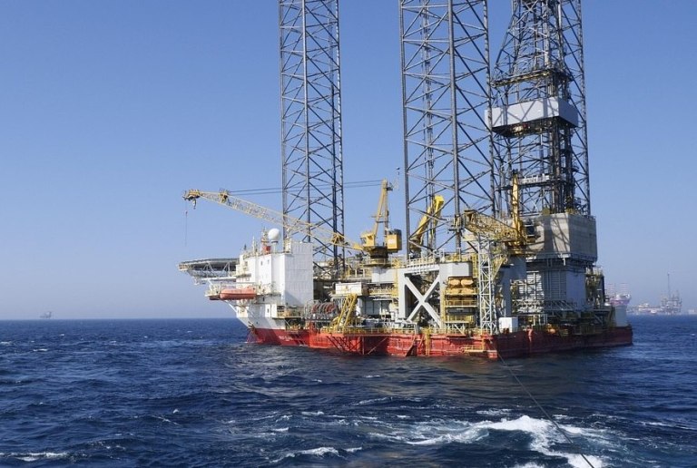 Chevron στην Ελλάδα: Τι φέρνει το νέο deal με ΗΠΑ στην ενέργεια και τι προσδοκά η Αθήνα