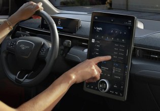 Επιστροφή στους φυσικούς διακόπτες για τα αυτοκίνητα – Γιατί τα «κουμπιά» έρχονται να αντικαταστήσουν τις οθόνες αφής