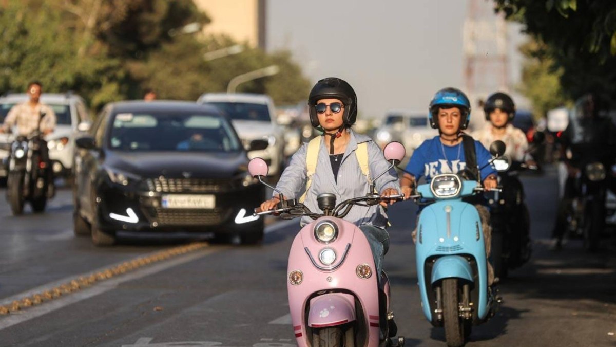 Ιράν: Οι αρχές της χώρας επιτρέπουν πλέον επισήμως στις γυναίκες να οδηγούν δίκυκλα