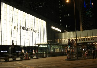 Στα αζήτητα η Armani – Πόσο κοντά είναι σε πώληση μετοχών;