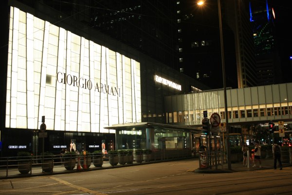 Στα αζήτητα η Armani – Πόσο κοντά είναι σε πώληση μετοχών;