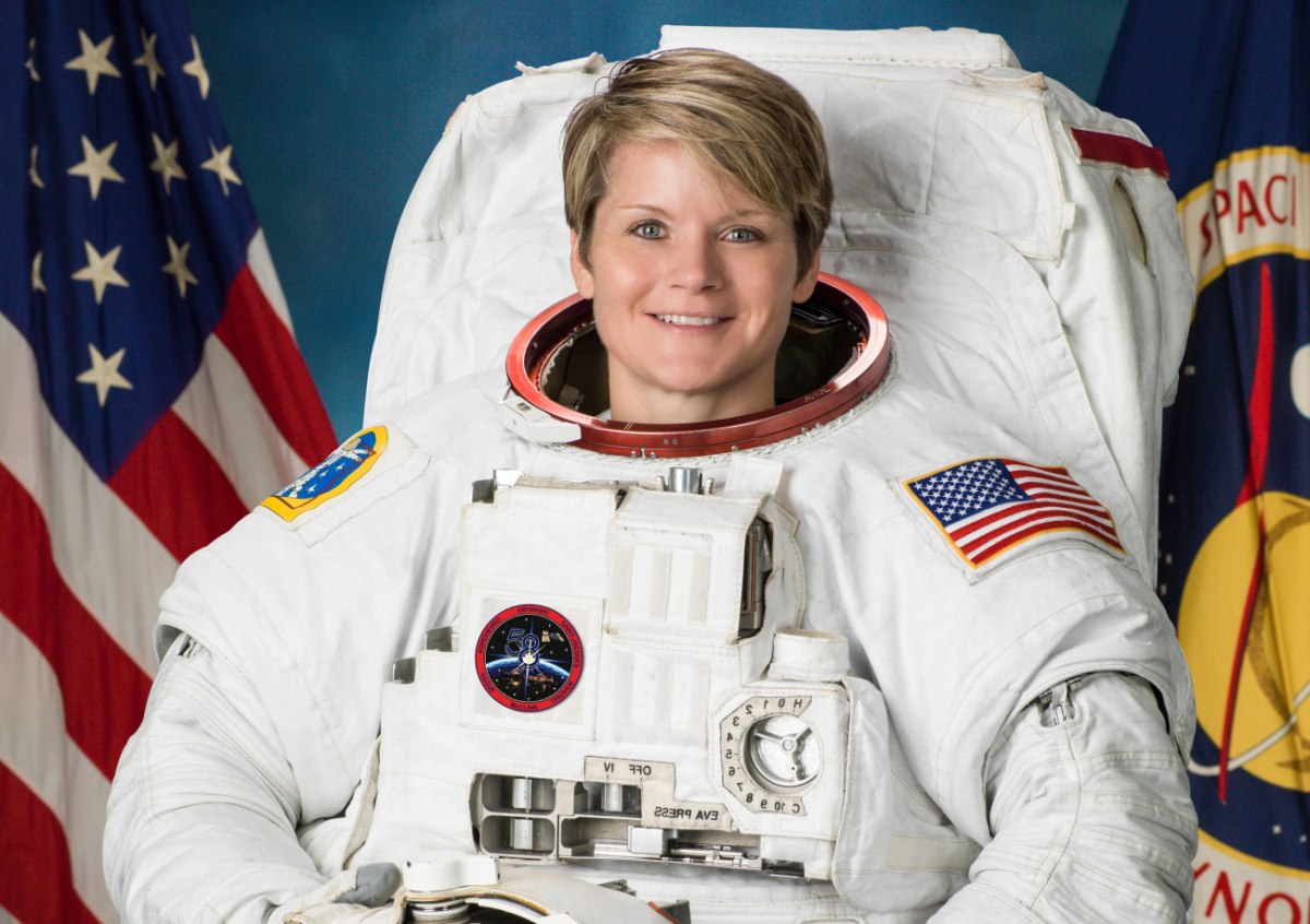 Η Αν ΜακΛέιν είναι πιλότος, παρασημοφορημένη αστροναύτης και συνταγματάρχης (NASA)