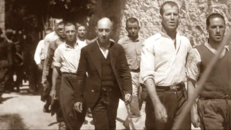 Σε εργοστάσια δημοπρατούνται ζωές εργατριών, στο ebay ηρωικές στιγμές αγωνιστών και το Μαξίμου πλειοδοτεί στη λάσπη στου Τσίπρα την πλάτη