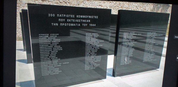 Καισαριανή: Επιστροφή στο θυσιαστήριο της λευτεριάς – Πλήθος κόσμου στο μνημείο των εκτελεσμένων