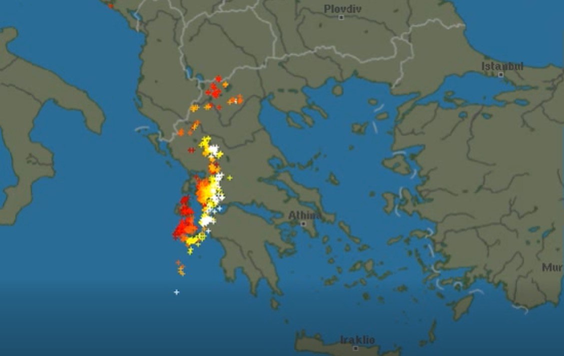 Κακοκαιρία: «Σπασμένη γραμμή λαίλαπας» 300 χλμ. σαρώνει τα δυτικά – Στο στόχαστρο η Αττική