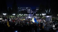 Με σημαίες και δάκρυα: Η κοινότητα της Ουκρανίας ζητά τέλος στον πόλεμο – Μεγαλειώδης πορεία από τα Προπύλαια στο Σύνταγμα