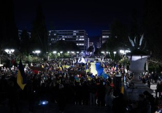 Με σημαίες και δάκρυα: Η κοινότητα της Ουκρανίας ζητά τέλος στον πόλεμο – Μεγαλειώδης πορεία από τα Προπύλαια στο Σύνταγμα