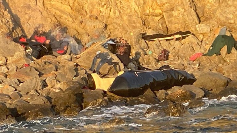 15 απεγνωσμένοι άνθρωποι νεκροί και η (αντι)μεταναστευτική πολιτική των Πλεύρηδων στρώνει το χαλί στων ακροδεξιών το «Αλτ! Τις ει;’»