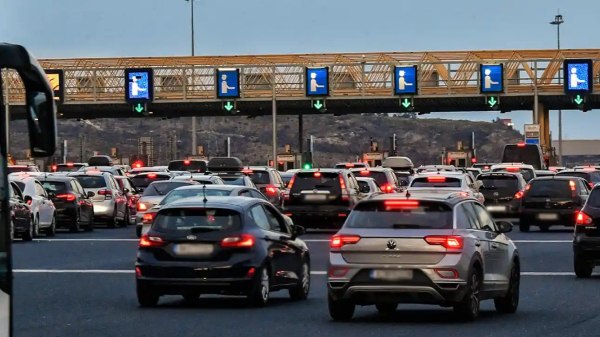 Σε εξέλιξη η επιστροφή των εκδρομέων – Τροχαίο στο ύψος της Κινέτας – Έκτακτα μέτρα της Τροχαίας
