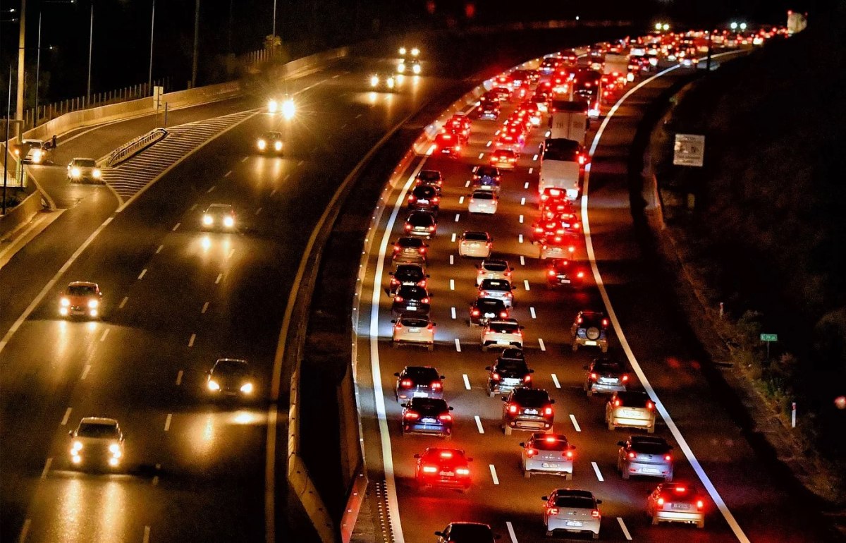 Σε εξέλιξη η μεγάλη επιστροφή των εκδρομέων στην Αθήνα – Αυξημένη κίνηση και μποτιλιάρισμα στις εθνικές οδούς