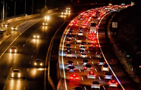 Σε εξέλιξη η μεγάλη επιστροφή των εκδρομέων στην Αθήνα – Αυξημένη κίνηση και μποτιλιάρισμα στις εθνικές οδούς