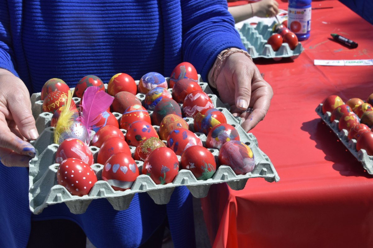 Γιατί βάφουμε κόκκινα αυγά το Πάσχα – Τι συμβολίζει το έθιμο