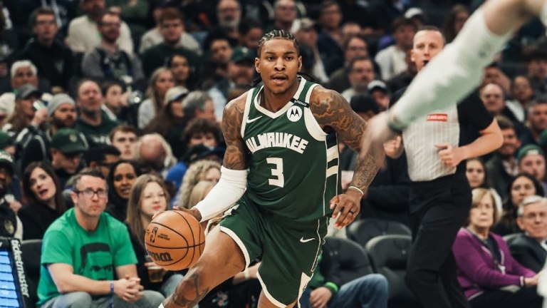 Σπουδαία νίκη κόντρα στους πρωταθλητές για τους Μπακς (93-110) – «Καθάρισαν» Λέικερς και Μπλέιζερς