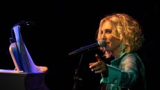 Κόντρα ρόλος: Η Κρινιώ Νικολάου σε ένα μουσικοθεατρικό ταξίδι γεμάτο χιούμορ, συγκίνηση και ανατροπές