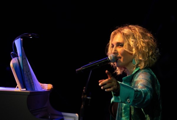 Κόντρα ρόλος: Η Κρινιώ Νικολάου σε ένα μουσικοθεατρικό ταξίδι γεμάτο χιούμορ, συγκίνηση και ανατροπές