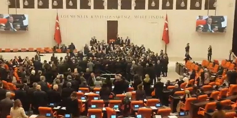 Σκηνές χάους στην τουρκική Βουλή: Άγριο ξύλο και γροθιές για τον νέο Υπουργό Δικαιοσύνης [βίντεο]
