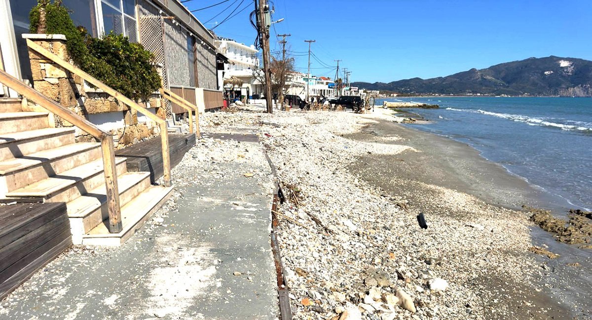 εικόνα που δείχνει την παραλία του Λαγανά μετά το πέρασμα της κακοκαιρίας