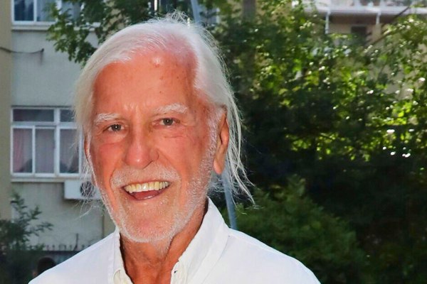 Ο άνθρωπος που οραματίστηκε τη νύχτα και όρισε τη διασκέδαση για τέσσερις δεκαετίες: Ο «θρύλος» Λάκης Ραπτάκης δεν μένει πια εδώ