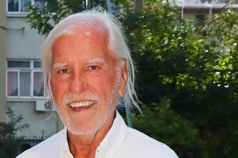 Ο άνθρωπος που οραματίστηκε τη νύχτα και όρισε τη διασκέδαση για τέσσερις δεκαετίες: Ο «θρύλος» Λάκης Ραπτάκης δεν μένει πια εδώ