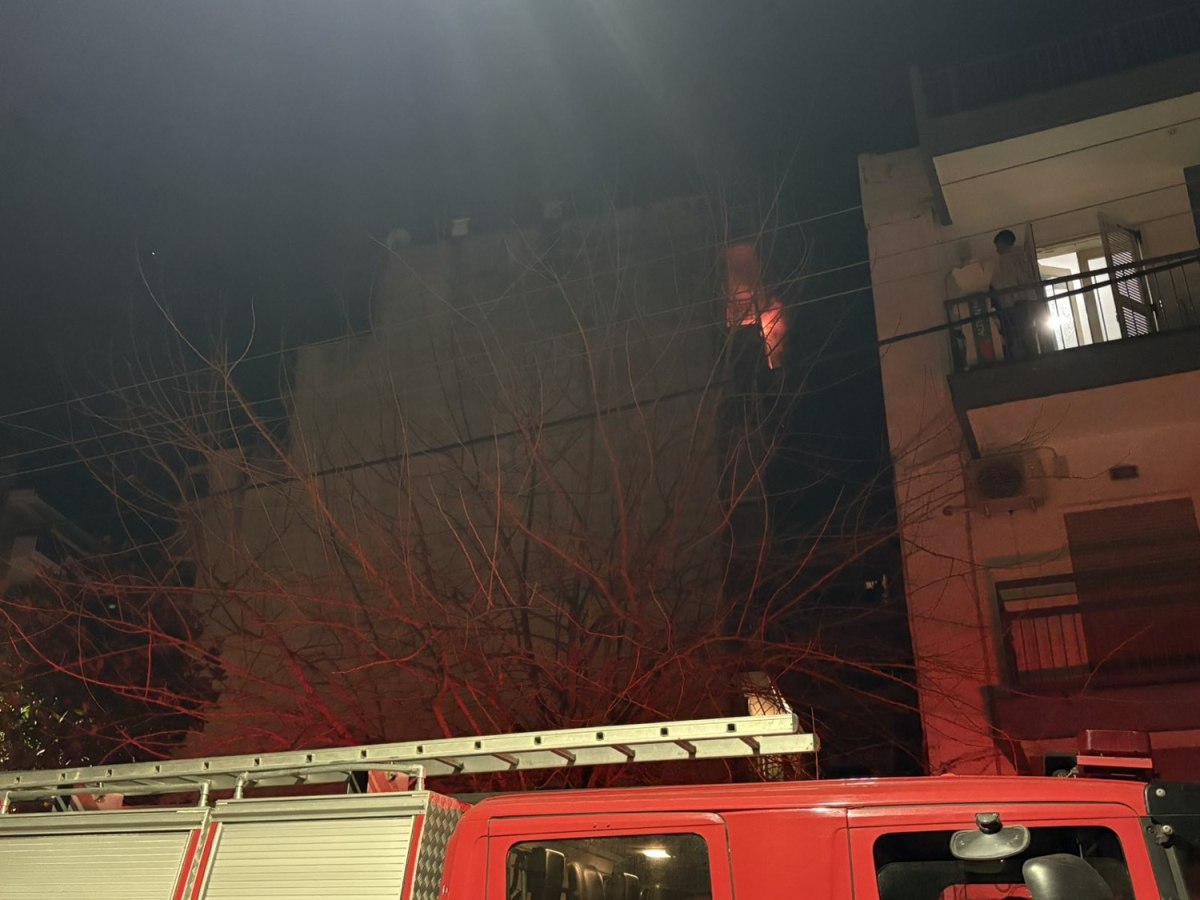 Στις φλόγες διαμέρισμα στη Λάρισα – Μεγάλη κινητοποίηση της πυροσβεστικής