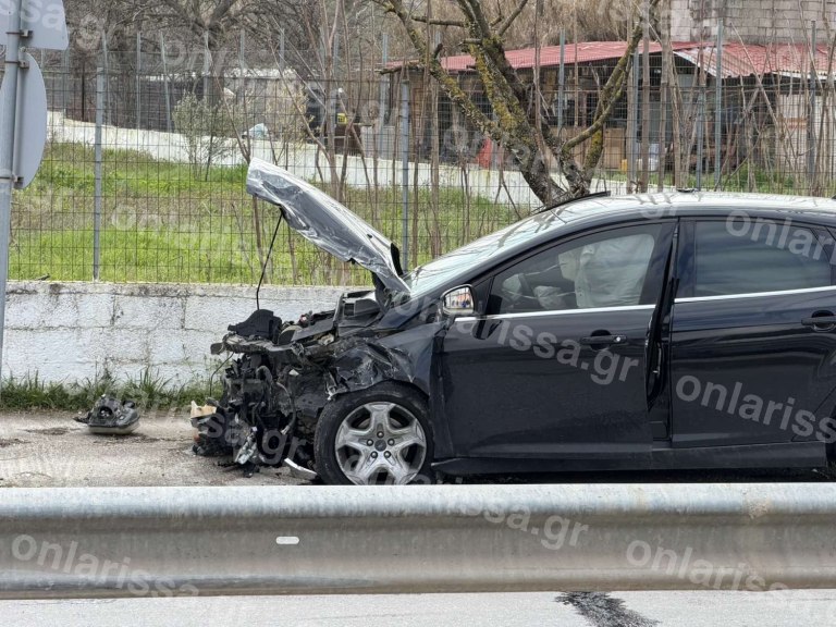 Λάρισα: Σφοδρή σύγκρουση αυτοκινήτων – Τρεις τραυματίες