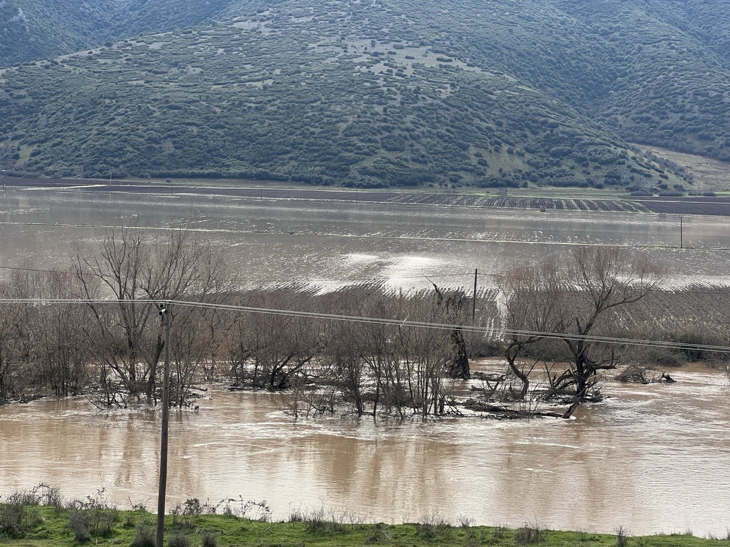 Λάρισα: Υπερχείλισε ο Πηνειός – Πλημμύρισαν αγροτικές εκτάσεις