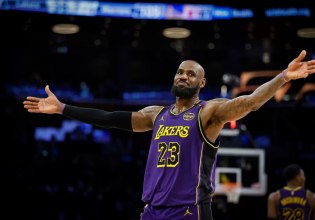 Ο «Βασιλιάς» το ξανάκανε: Ο Λεμπρόν Τζέιμς έσπασε ένα ακόμη ρεκόρ στο NBA! (vids, pics)