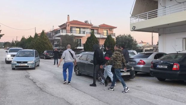 Λουτράκι: Συνελήφθη και η μητέρα του ανήλικου δράστη – Η ανακοίνωση της ΕΛ.ΑΣ. για την αιματηρή συμπλοκή