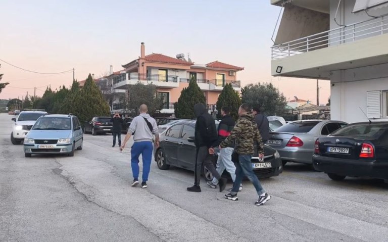 Λουτράκι: Συνελήφθη και η μητέρα του ανήλικου δράστη – Η ανακοίνωση της ΕΛ.ΑΣ. για την αιματηρή συμπλοκή