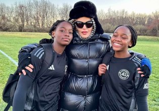 Οι δίδυμες κόρες της Μαντόνα παίζουν ποδόσφαιρο στην Τότεναμ – Η στενή σχέση της ποπ σταρ με το άθλημα