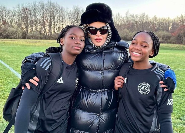 Οι δίδυμες κόρες της Μαντόνα παίζουν ποδόσφαιρο στην Τότεναμ – Η στενή σχέση της ποπ σταρ με το άθλημα