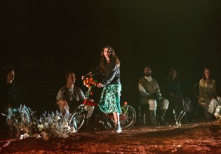 Ο Γιώργος Κουτλής συστήνει τη «γενιά του τώρα» στην νέα του παράσταση: ΑΝΤΙΓΟΝΗ – βασισμένη στο έργο του Ζαν Ανούιγ