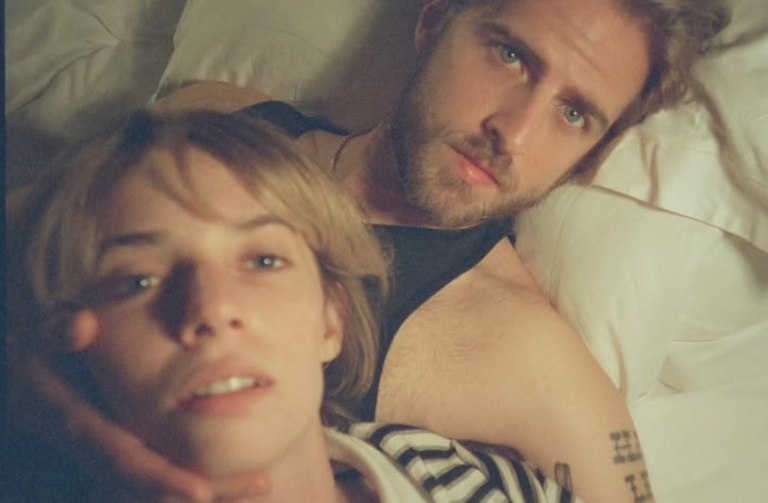 Αυτό δεν ήταν γάμος, αλλά reunion του Stranger Things: Μάγια Χοκ και Κρίστιαν Λι Χάτσον παντρεύτηκαν στη Νέα Υόρκη