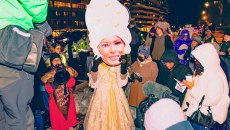 «Μελανί Αντουανέτα»: Περούκες, οργή και «όχι άλλα φέουδα» στην πρεμιέρα της Μελάνια Τραμπ