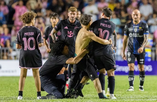 Χαμός για τον Μέσι στο Πουέρτο Ρικο: Επίθεση αγάπης στον Αργεντινό – τον γκρέμισαν στο χορτάρι (vid)