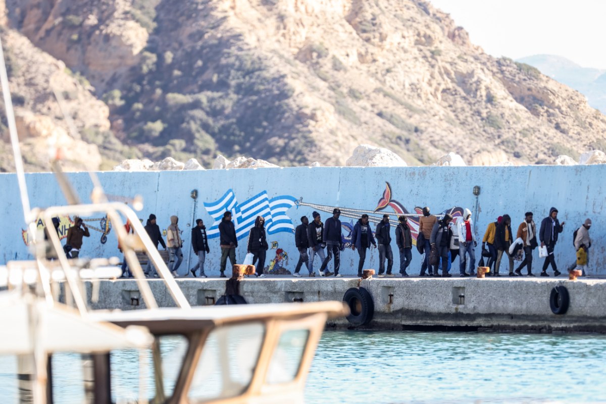 Politico: Σε διπλό ταμπλό «παίζει» η κυβέρνηση με τους μετανάστες – Ισορροπώντας σε ένα λεπτό σχοινί